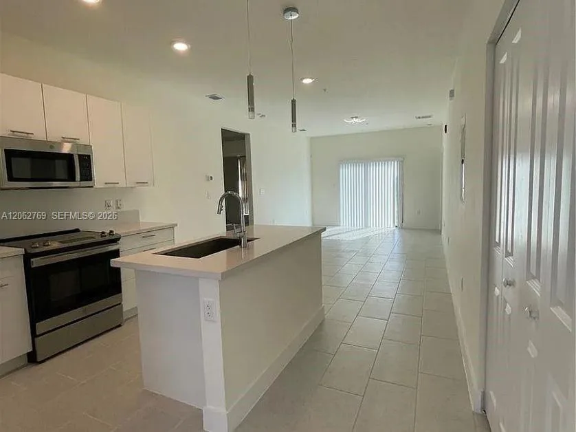 8167 NW 41st St # E-409, Doral, FL 33166 photo 4
