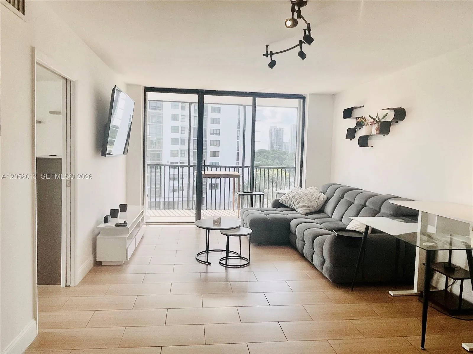 3301 N Country Club Dr # 712, Aventura, FL 33180