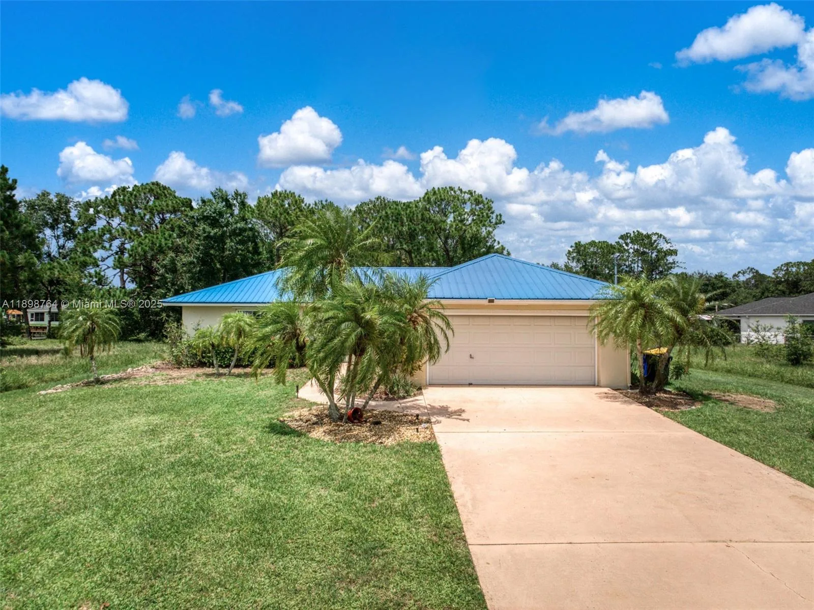 127 Blue Moon, Lake Placid, FL 33852
