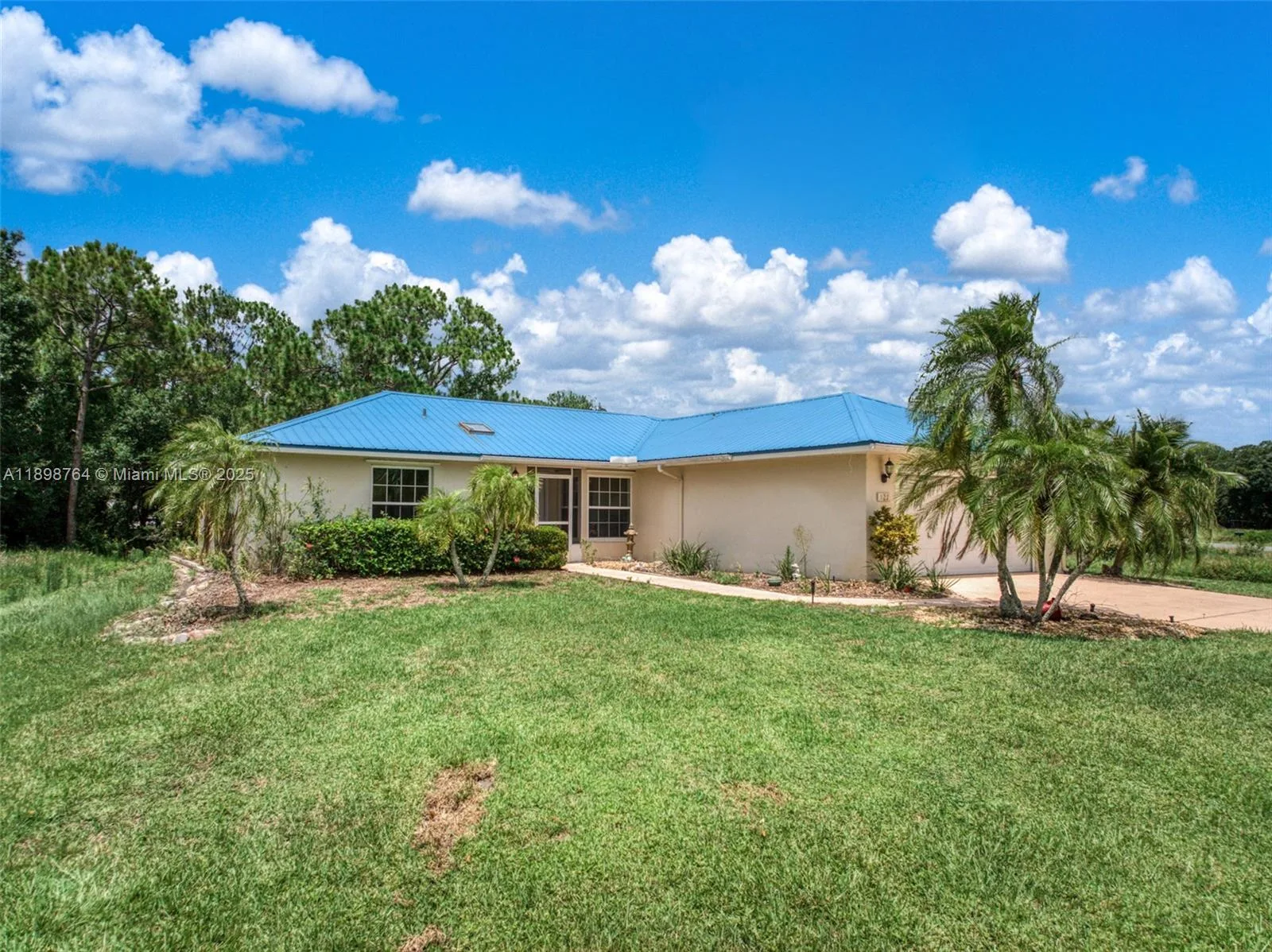 127 Blue Moon, Lake Placid, FL 33852 photo 2