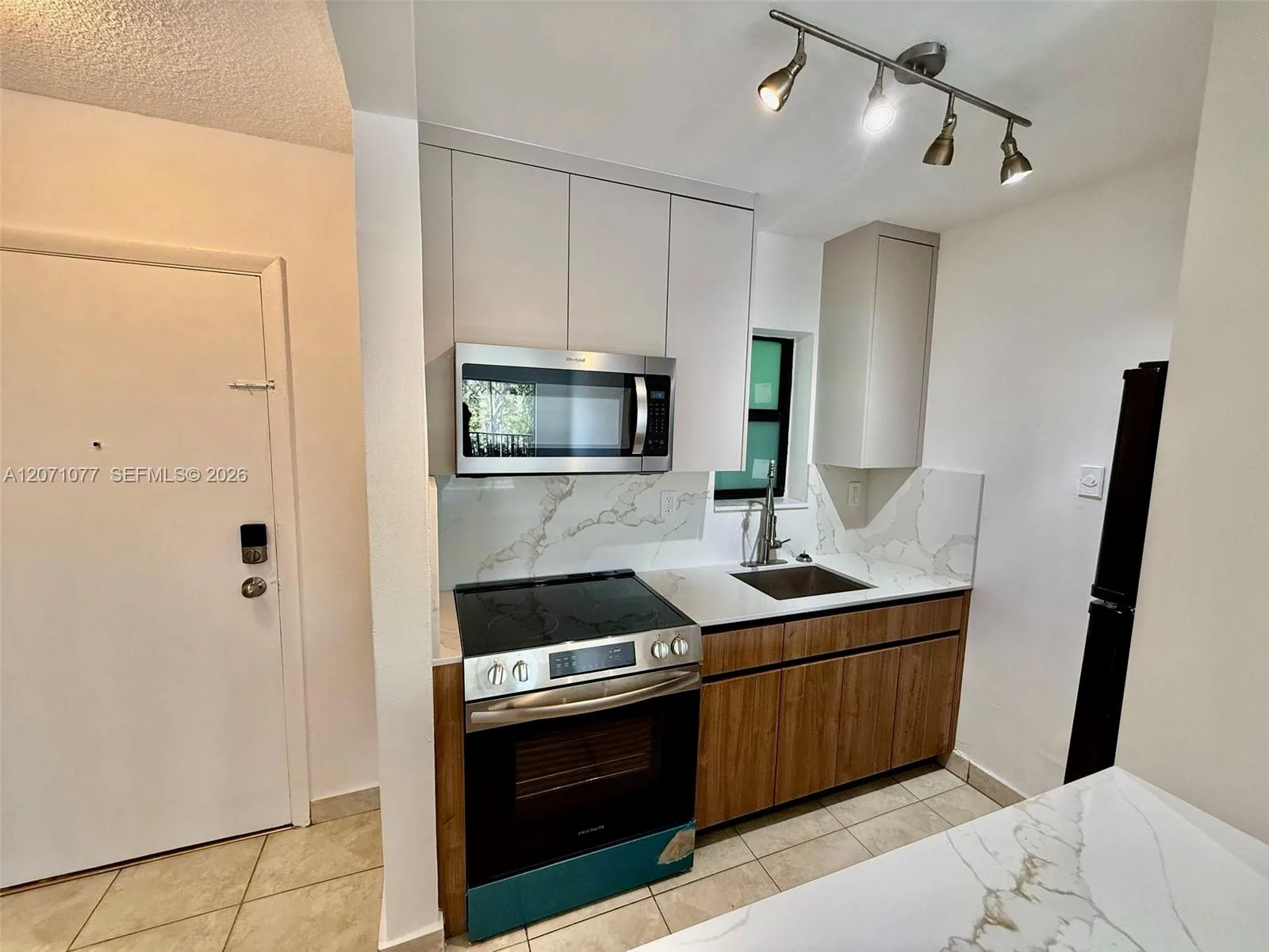1530 SW 2nd St # 304, Miami, FL 33135 photo 3