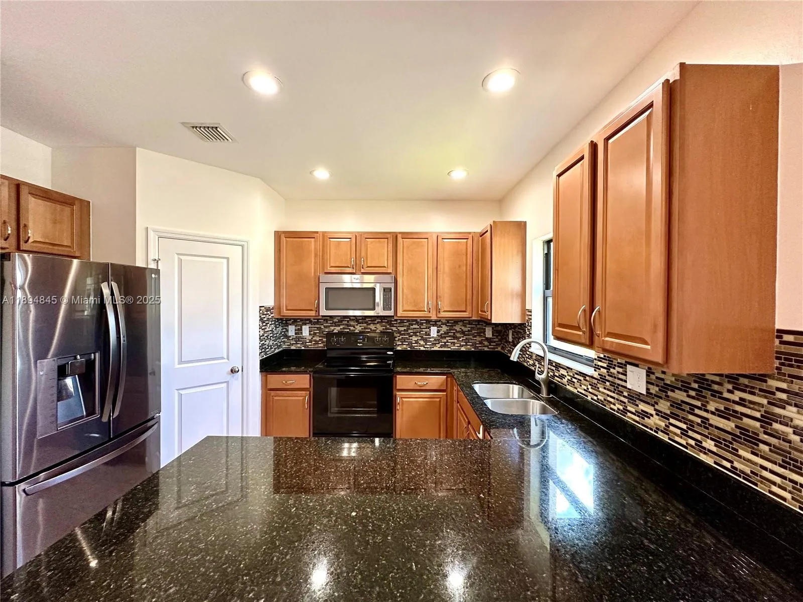 404 NE 194th Ter, Miami, FL 33179 photo 2