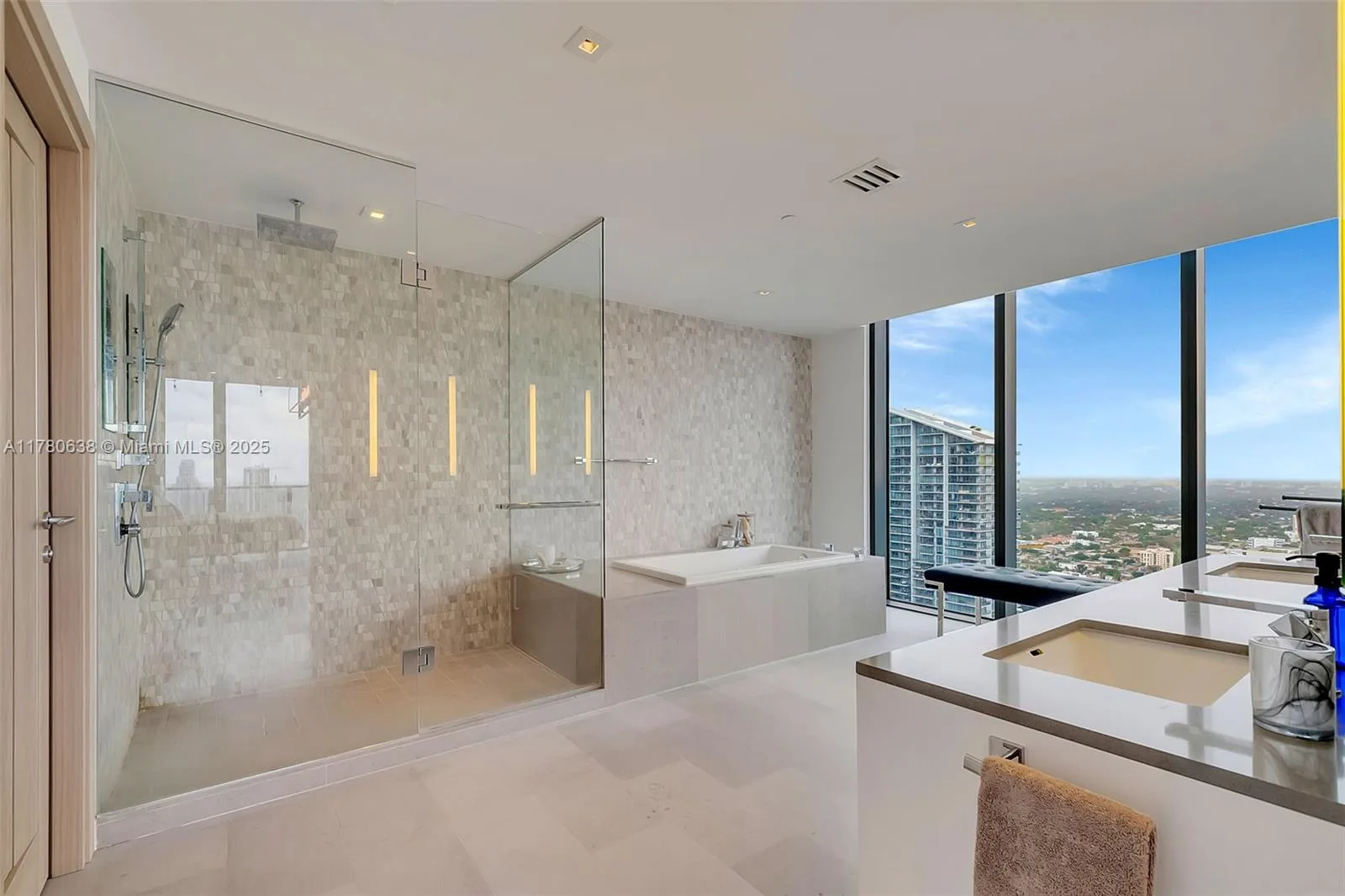 68 SE 6th St # 3911, Miami, FL 33131 photo 10