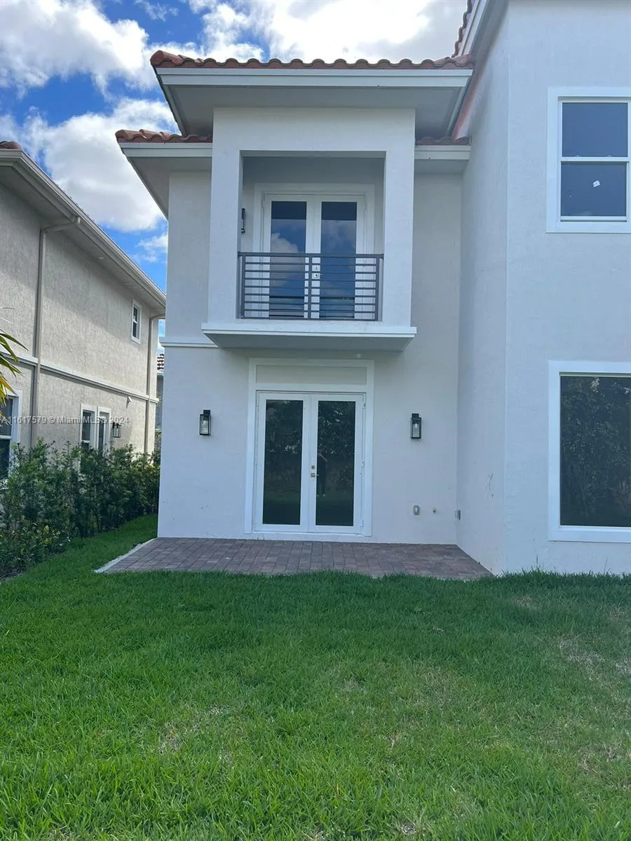 Listing photo 9