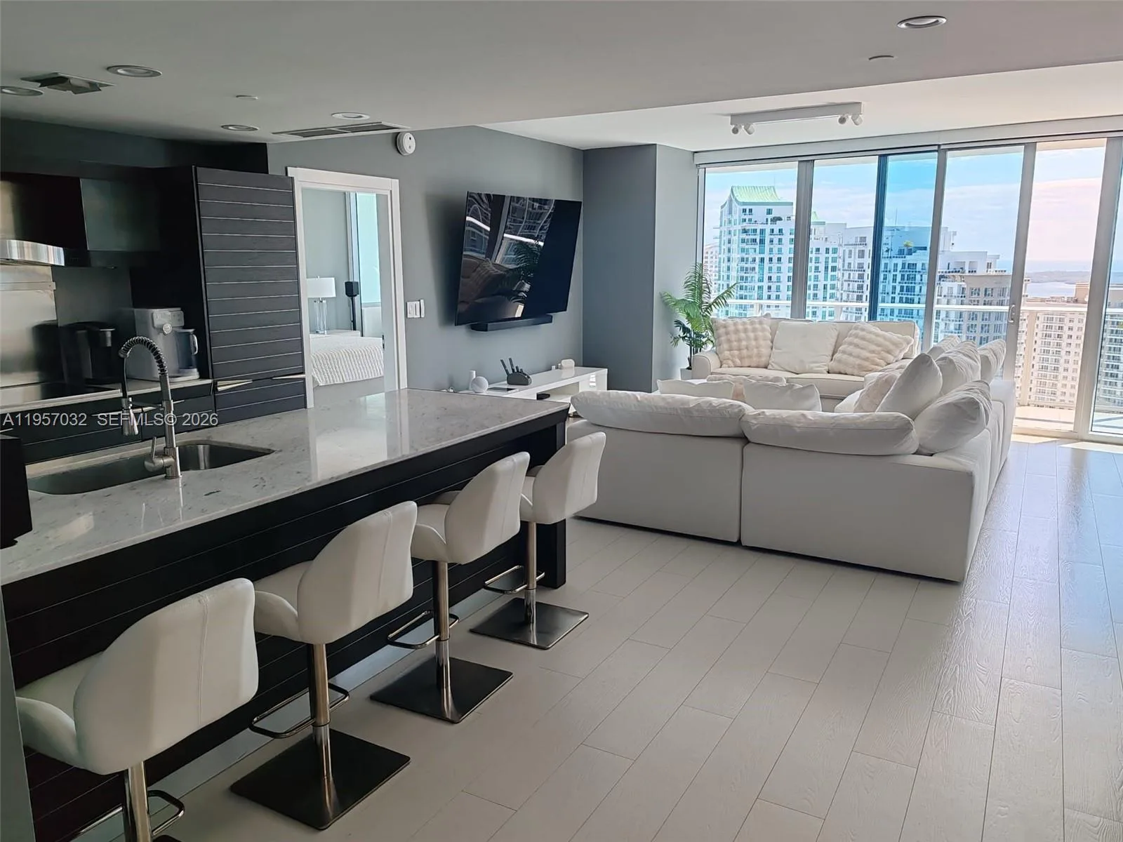 200 Biscayne Boulevard Way # 3907, Miami, FL 33131