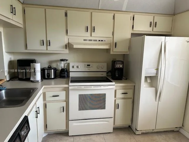 10101 Sunrise Lakes Blvd # 306, Sunrise, FL 33322 photo 2