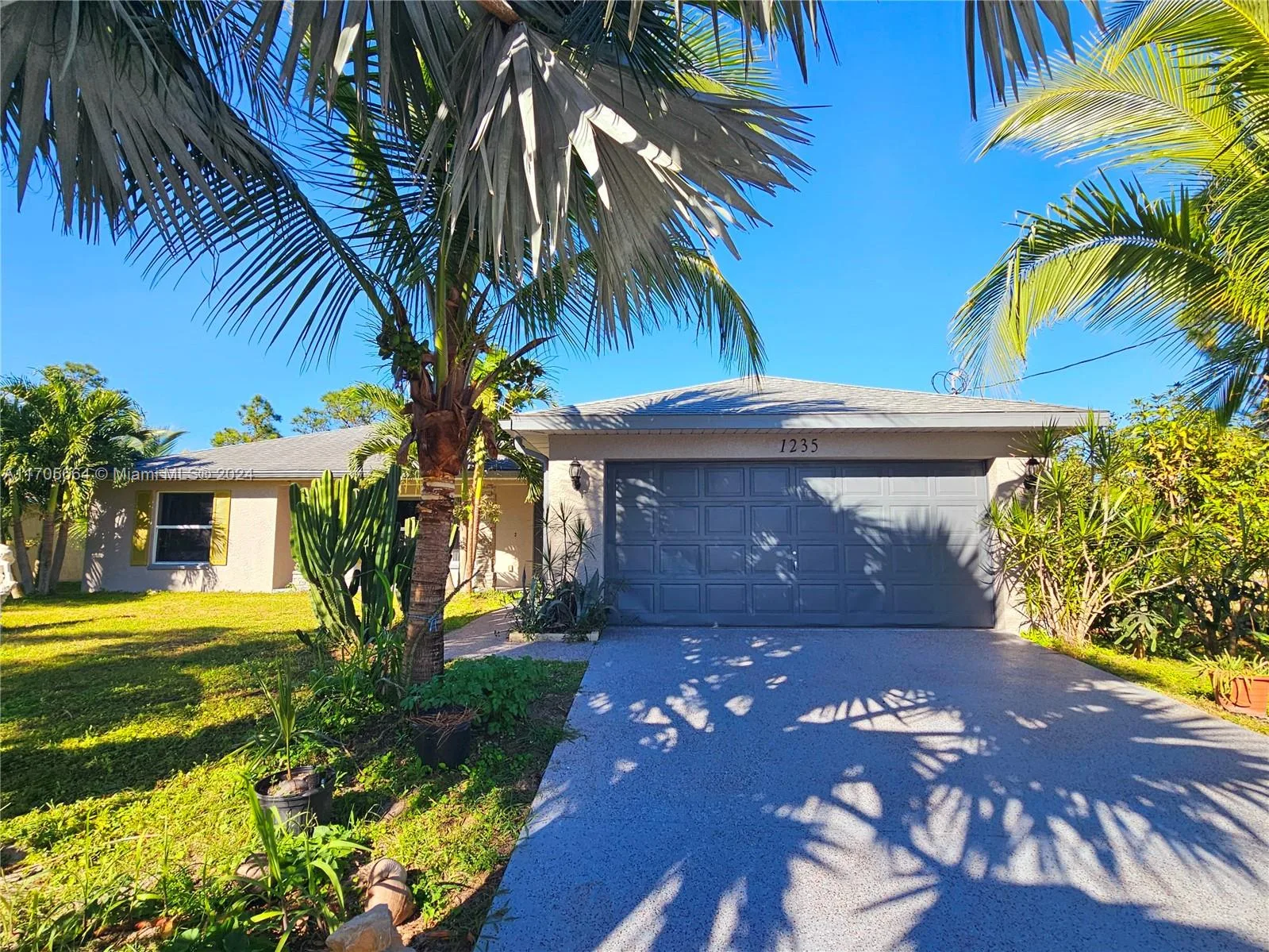 1235 damen st e, Lehigh Acres, FL 33972
