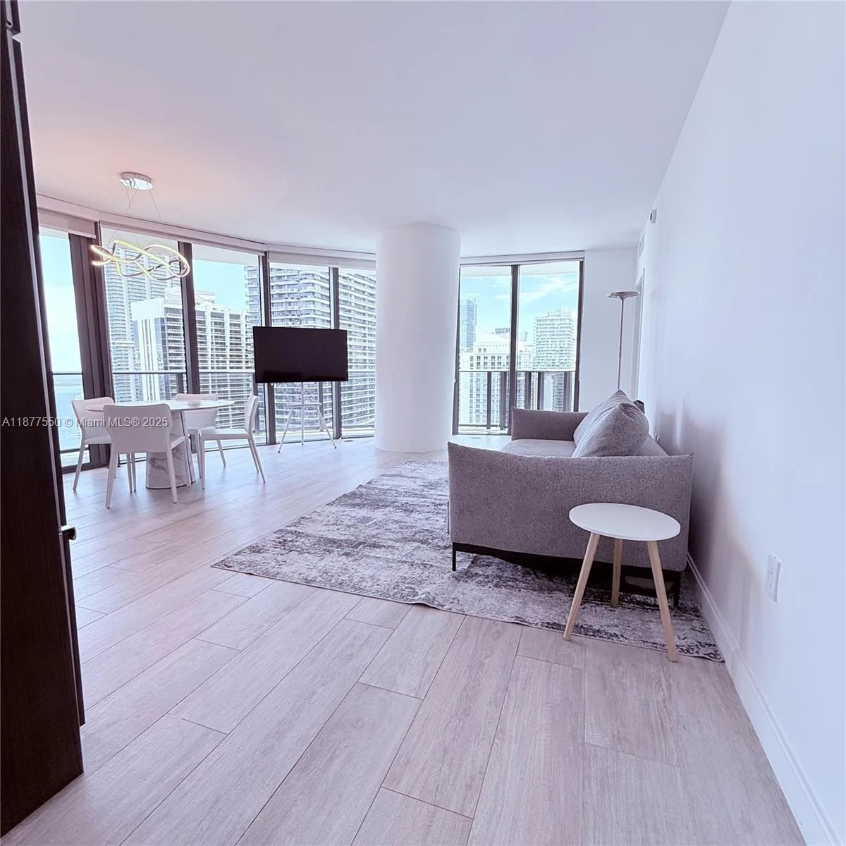 55 SW 9th St # 3903, Miami, FL 33130 photo 2