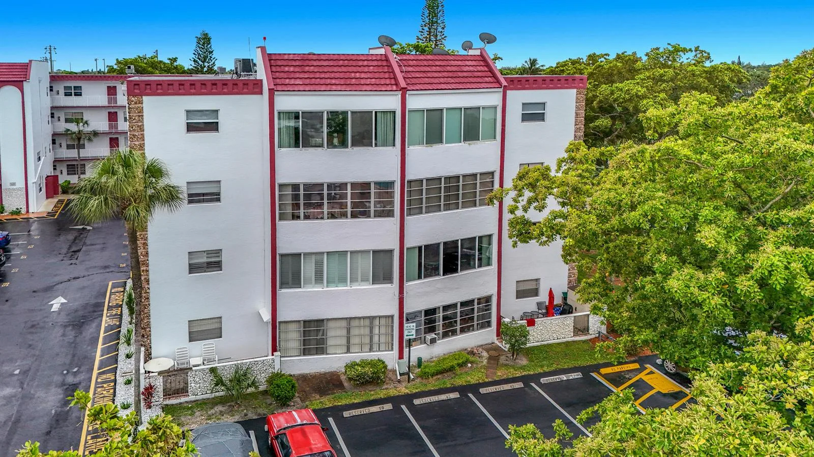 4270 NW 40th Street # 401, Lauderdale Lakes, FL 33319