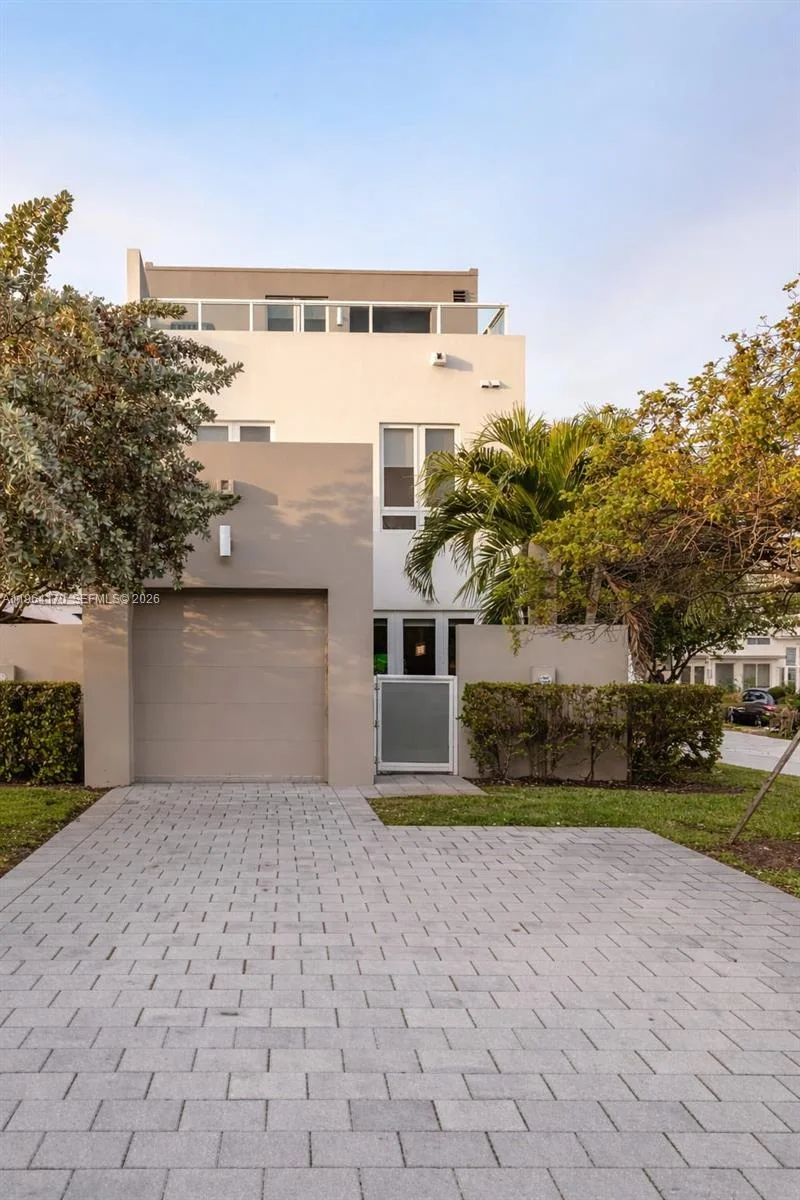 10464 NW 66th St, Doral, FL 33178 photo 2