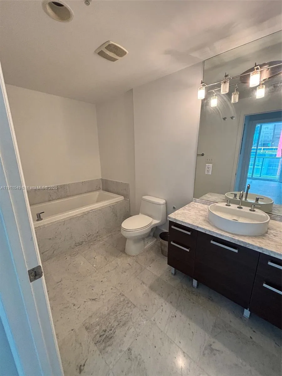 244 Biscayne Blvd # 1606, Miami, FL 33132 photo 11