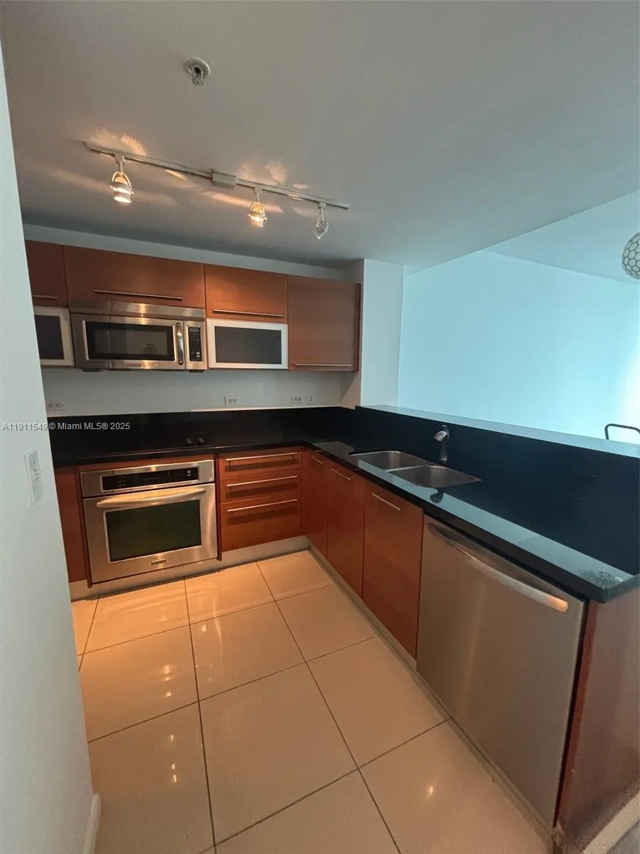 244 Biscayne Blvd # 1606, Miami, FL 33132 photo 3