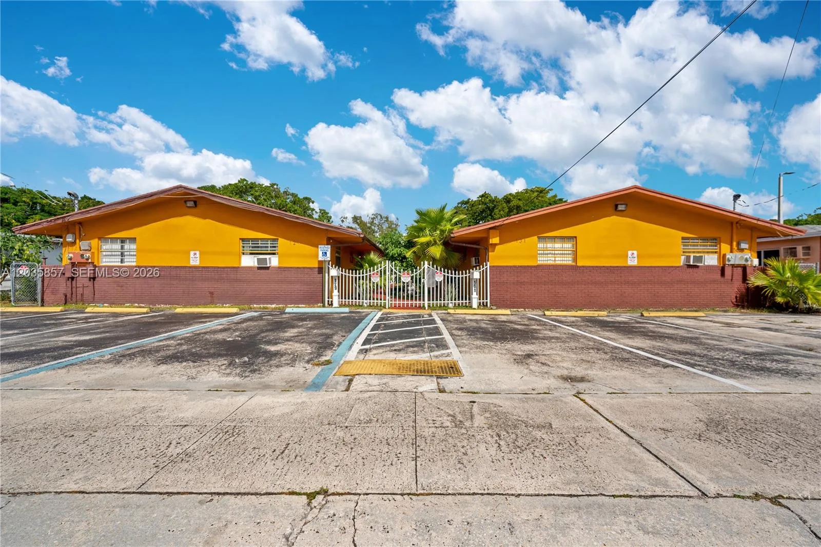 129-131 SE 5th St, Hallandale Beach, FL 33009