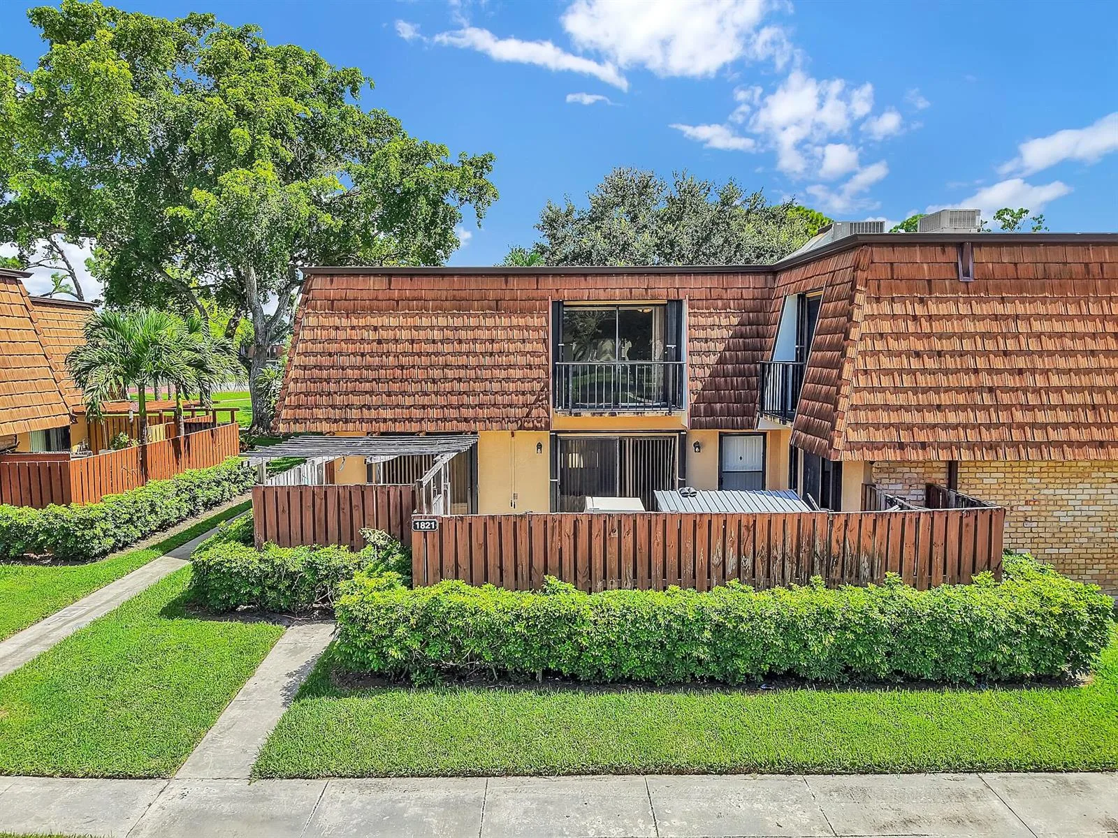 1821 18TH Lane, FL 33463 — zdjęcie 2
