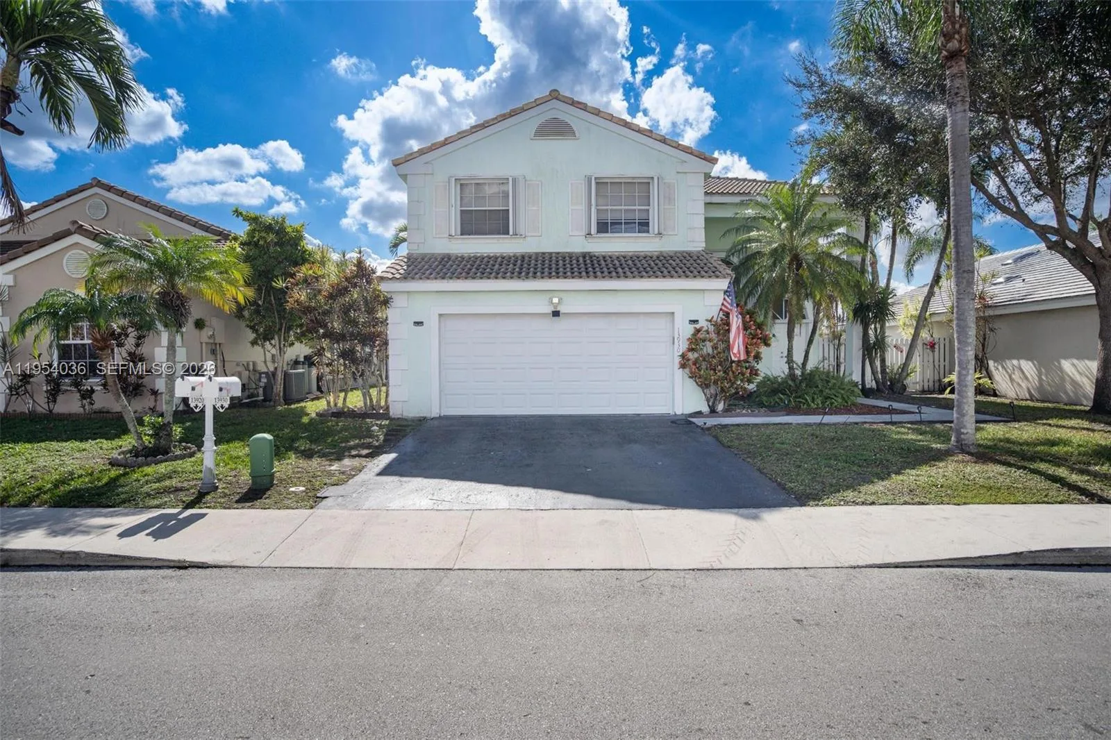 13930 Oak Ridge Dr, Davie, FL 33325
