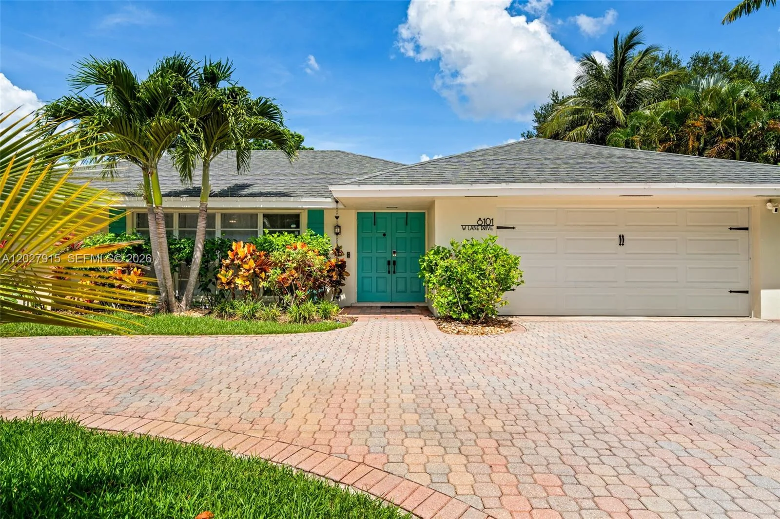 8101 W Lake Dr, Lake Clarke Shores, FL 33406