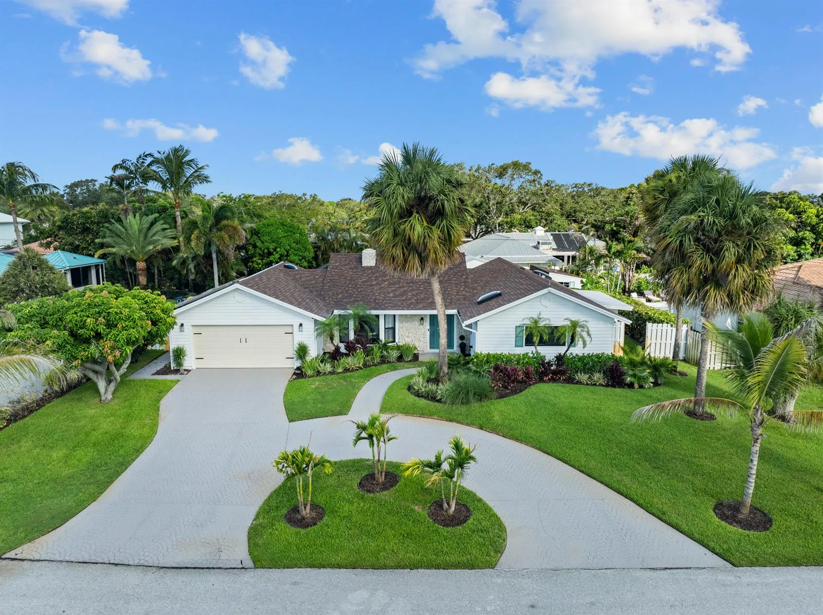 14 SE Paddock Circle, Tequesta, FL 33469