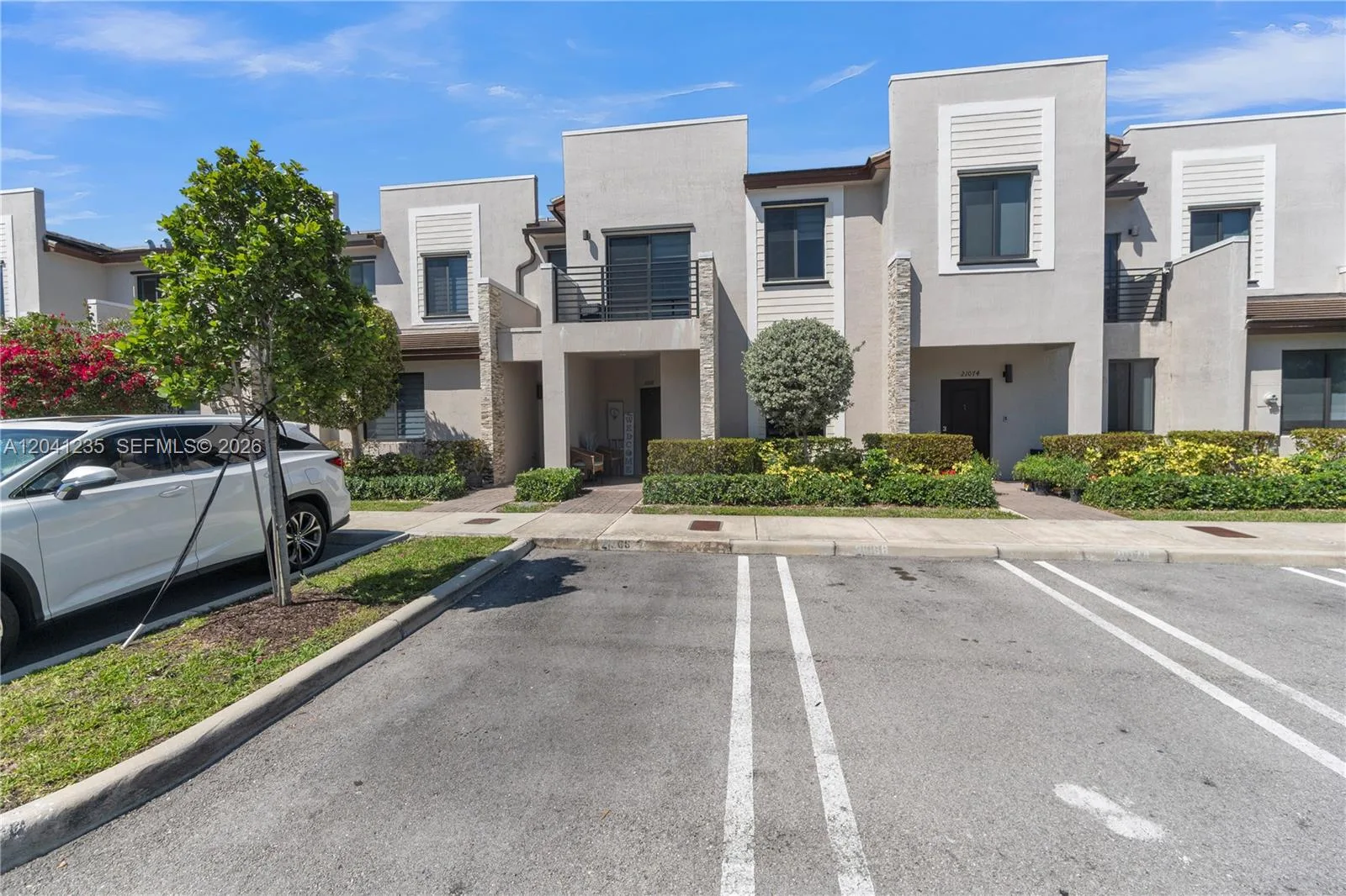 21068 NE 8th Ave, Miami, FL 33179 — zdjęcie 2