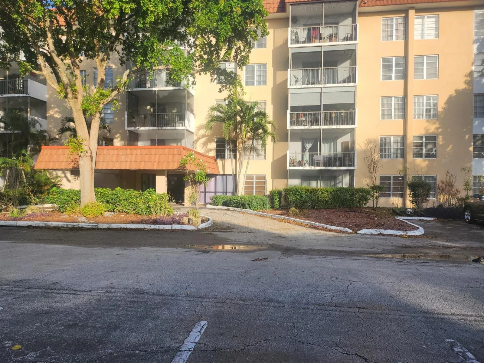 4160 Inverrary Drive # 311, Lauderhill, FL 33319