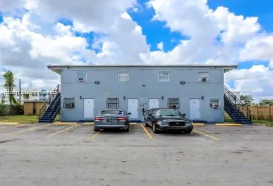 421 NW 12th St, Florida City, FL 33034 photo 2