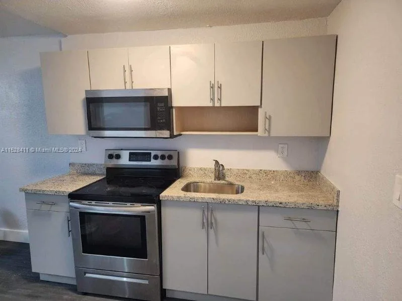 421 NW 12th St, Florida City, FL 33034 photo 4