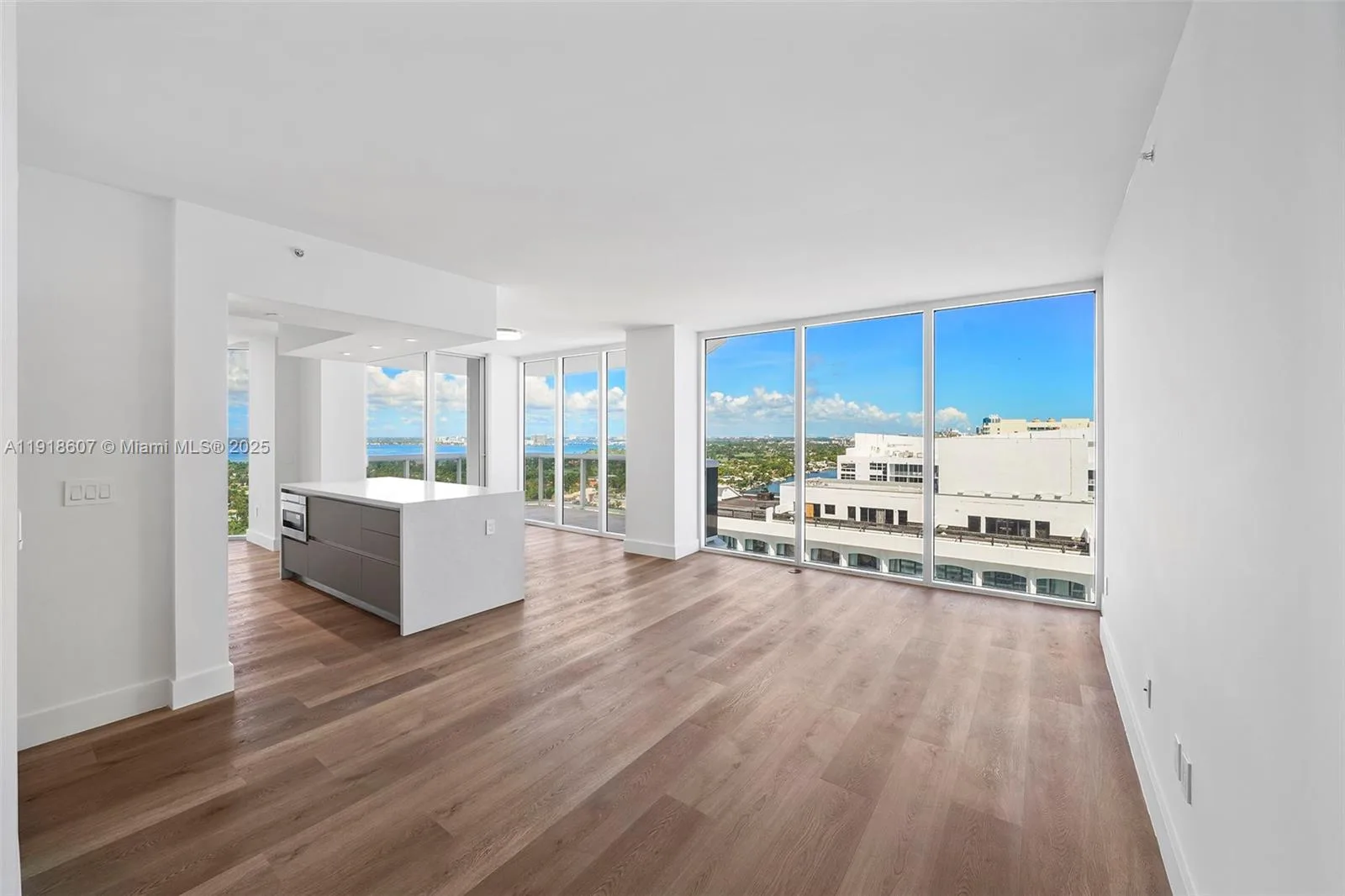 4779 Collins Ave # 2407, Miami Beach, FL 33140 photo 2
