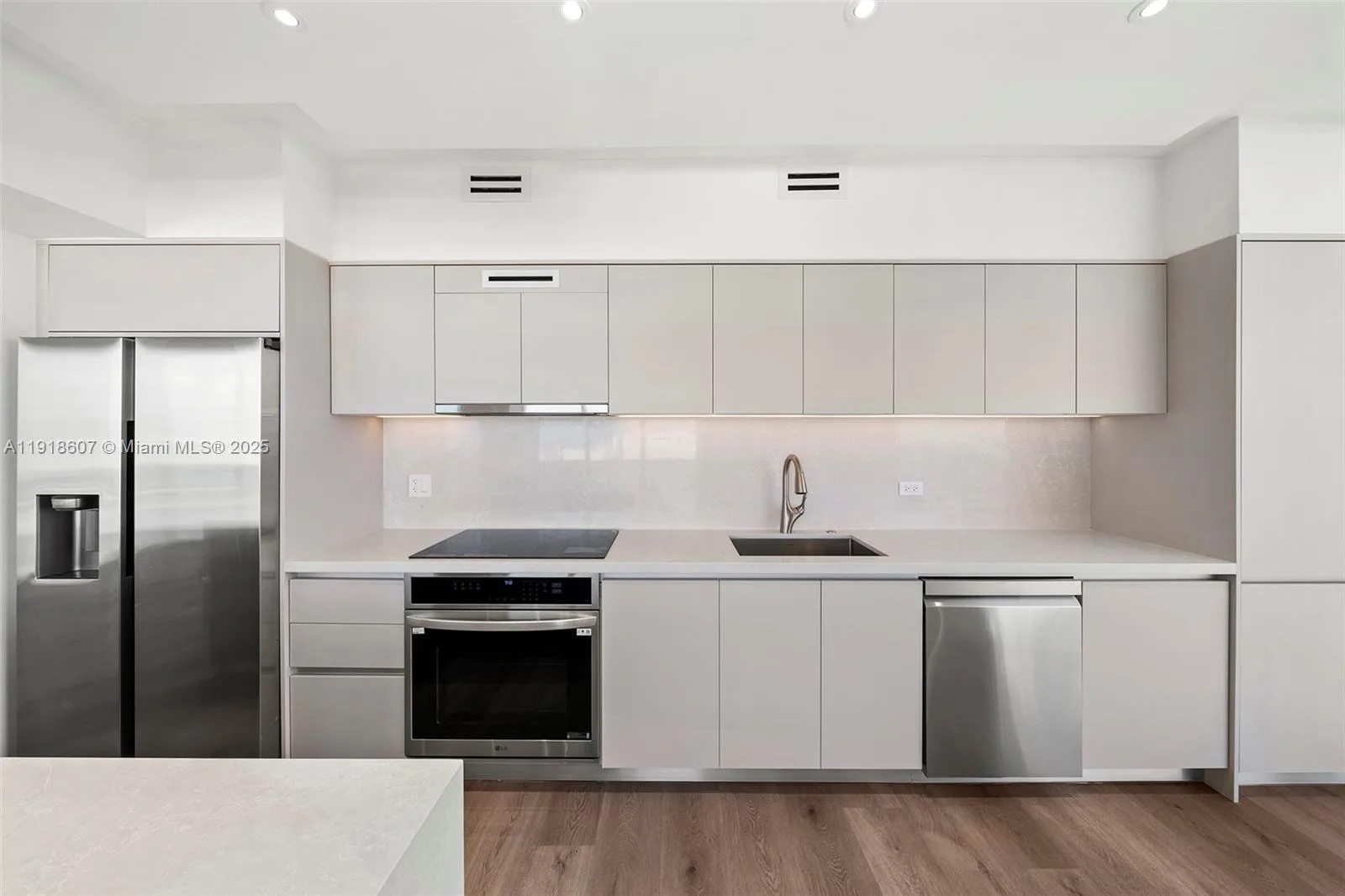 4779 Collins Ave # 2407, Miami Beach, FL 33140 photo 9