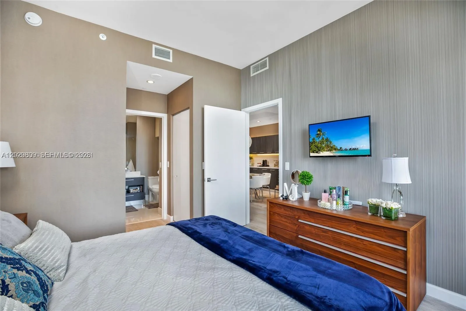 45 SW 9th St # 4204, Miami, FL 33130 photo 6