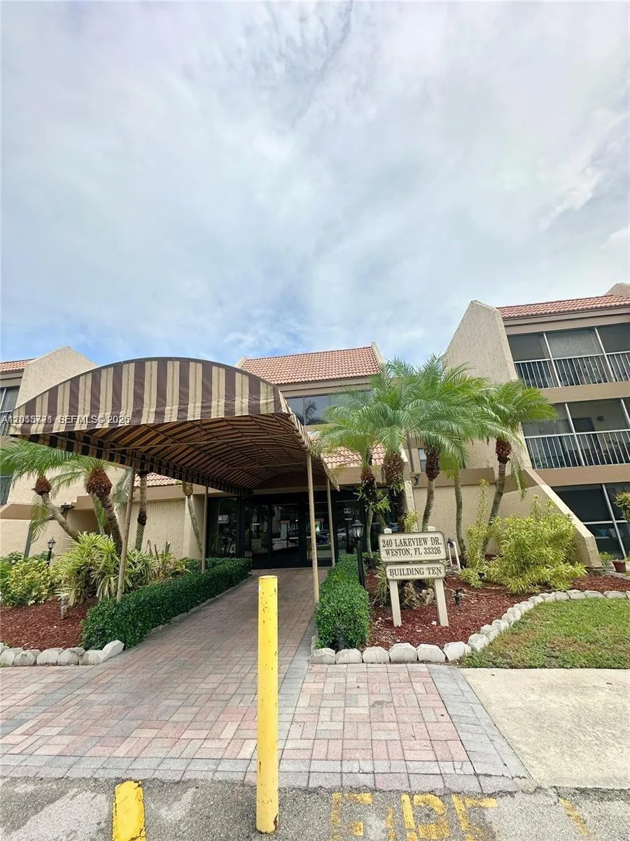 240 Lakeview Dr # 212, Weston, FL 33326