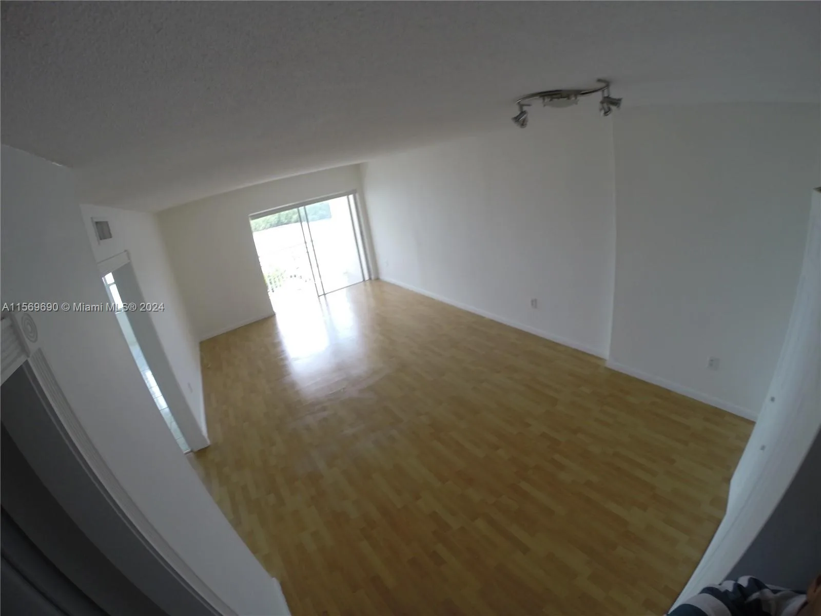 400 Kings Point Dr # 905, Sunny Isles Beach, FL 33160 photo 2
