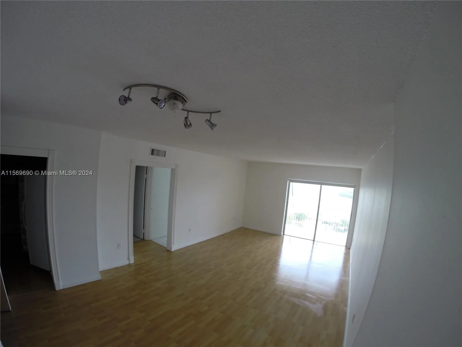 400 Kings Point Dr # 905, Sunny Isles Beach, FL 33160 photo 3