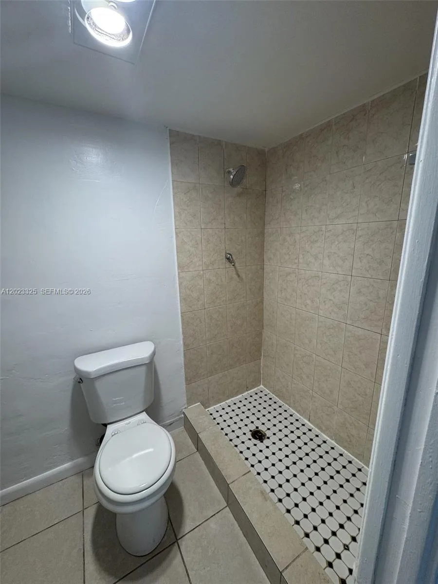 1643 NE Miami Gardens Dr # 121, Miami, FL 33179 photo 3