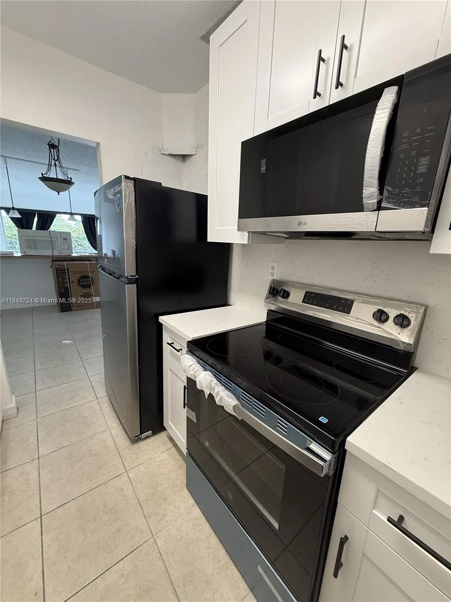 10900 SW 104th St # 323, Miami, FL 33176 photo 4
