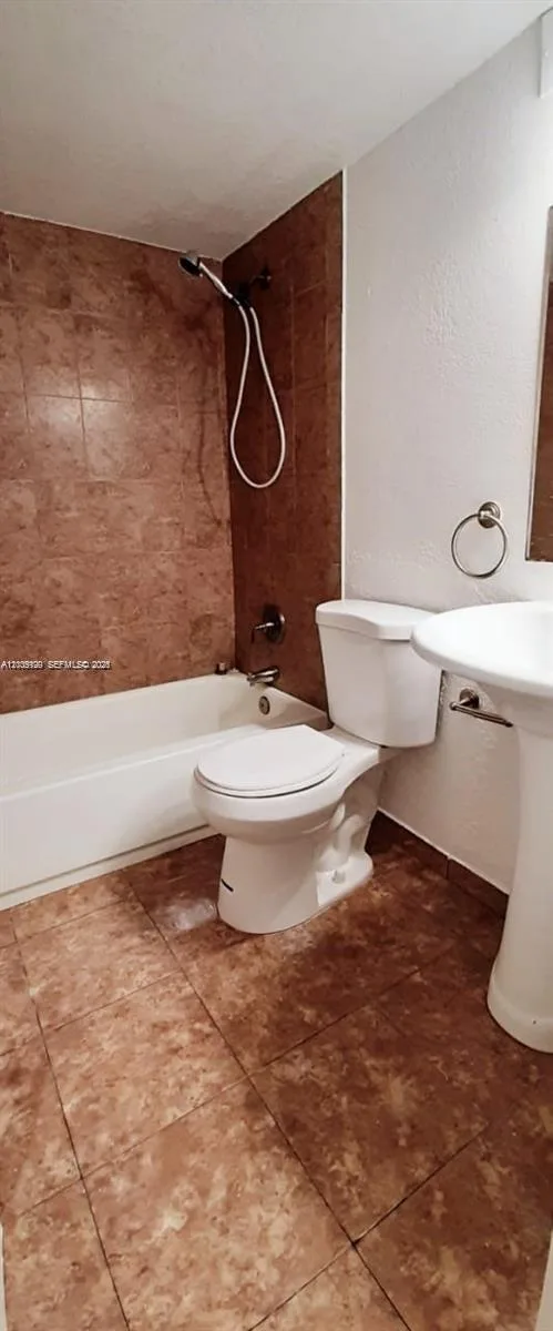 1251 NE 108th St # 423, Miami, FL 33161 photo 2