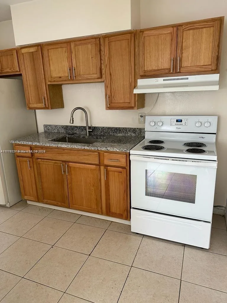 756 NW 5th St, Hallandale Beach, FL 33009 photo 2