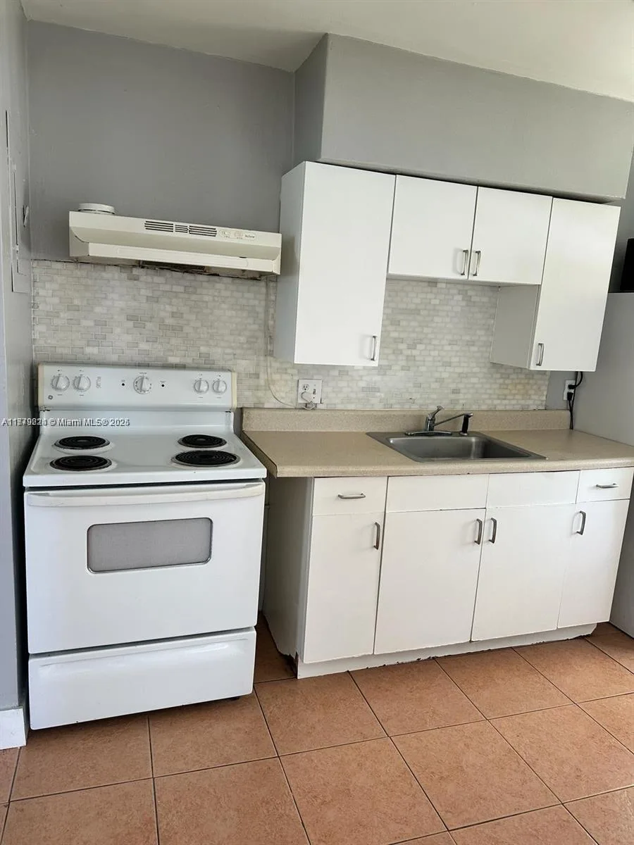 756 NW 5th St, Hallandale Beach, FL 33009 photo 9