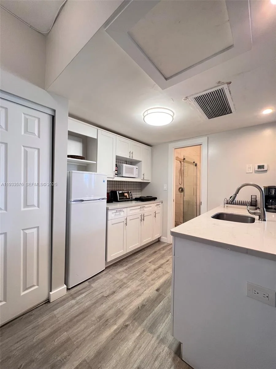 26 Diplomat Pkwy # 2308, Hallandale Beach, FL 33009