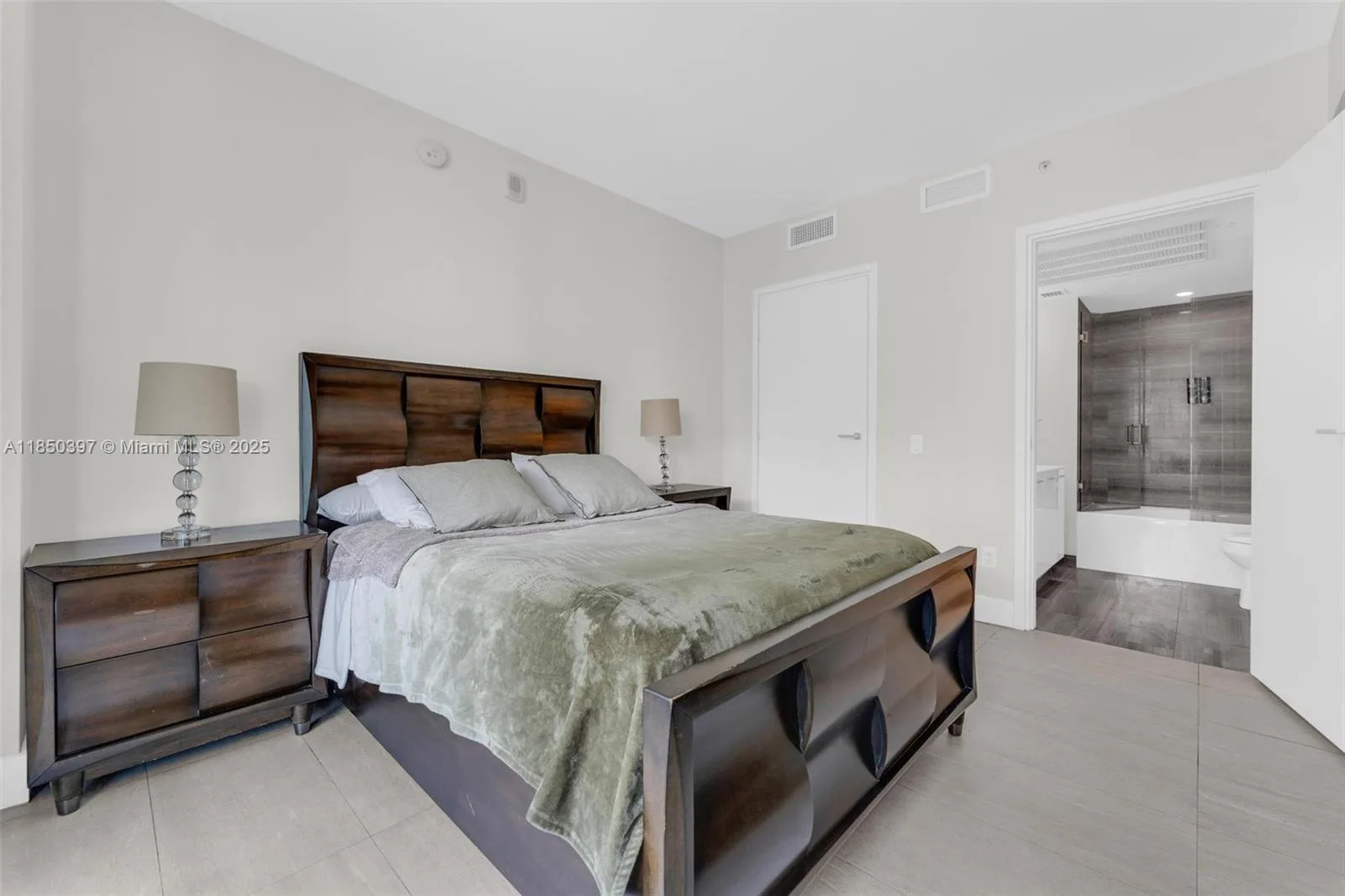 1300 Brickell Bay Dr # 2511, Miami, FL 33131 photo 13