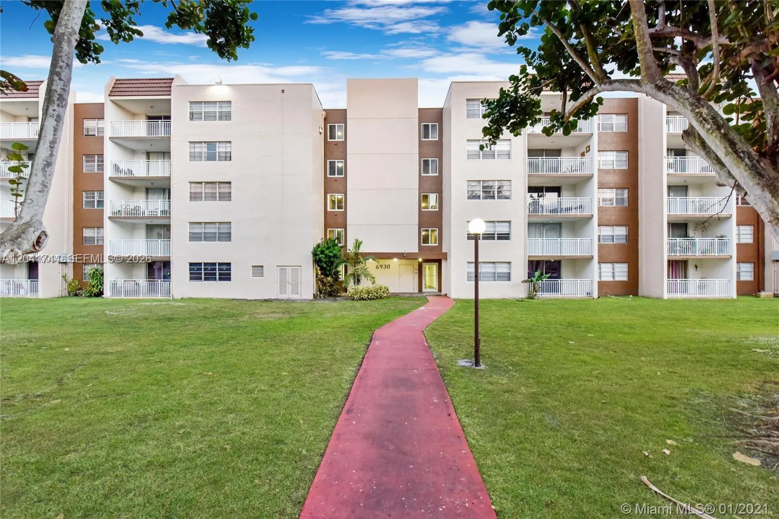 6930 Miami Gardens Dr # 1-209, Hialeah, FL 33015