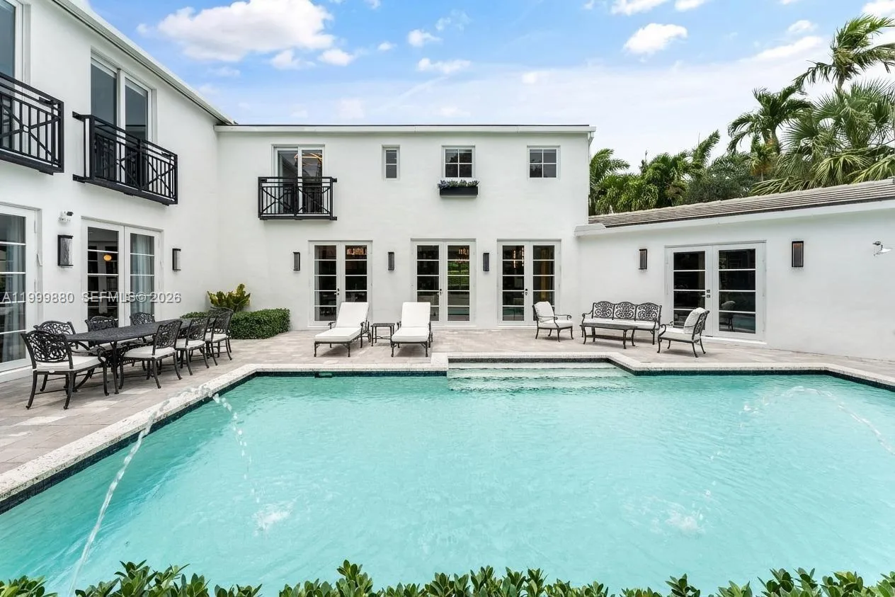 2887 Pine Tree Dr, Miami Beach, FL 33140 photo 2