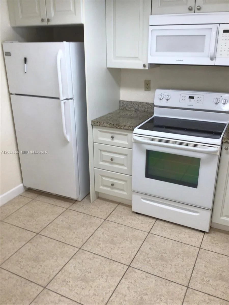 10975 SW 107th St # 302, Miami, FL 33176