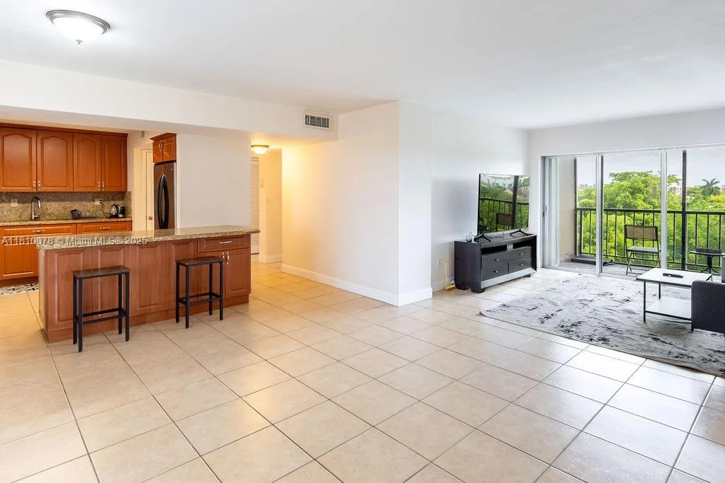 9110 Fontainebleau Blvd # 502, Miami, FL 33172 photo 3
