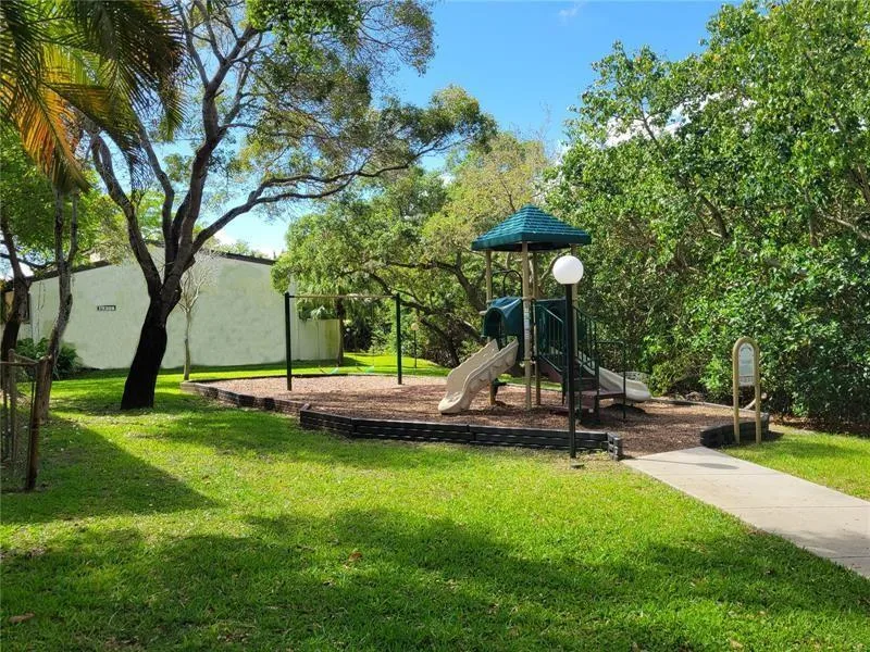19424 NE 26th Avenue # 131B, Miami, FL 33180 photo 3