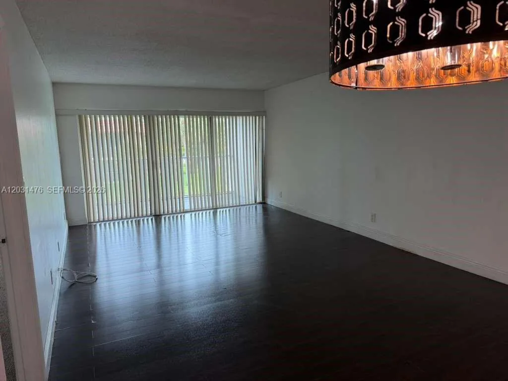 140 Lakeview Dr # 211, Weston, FL 33326