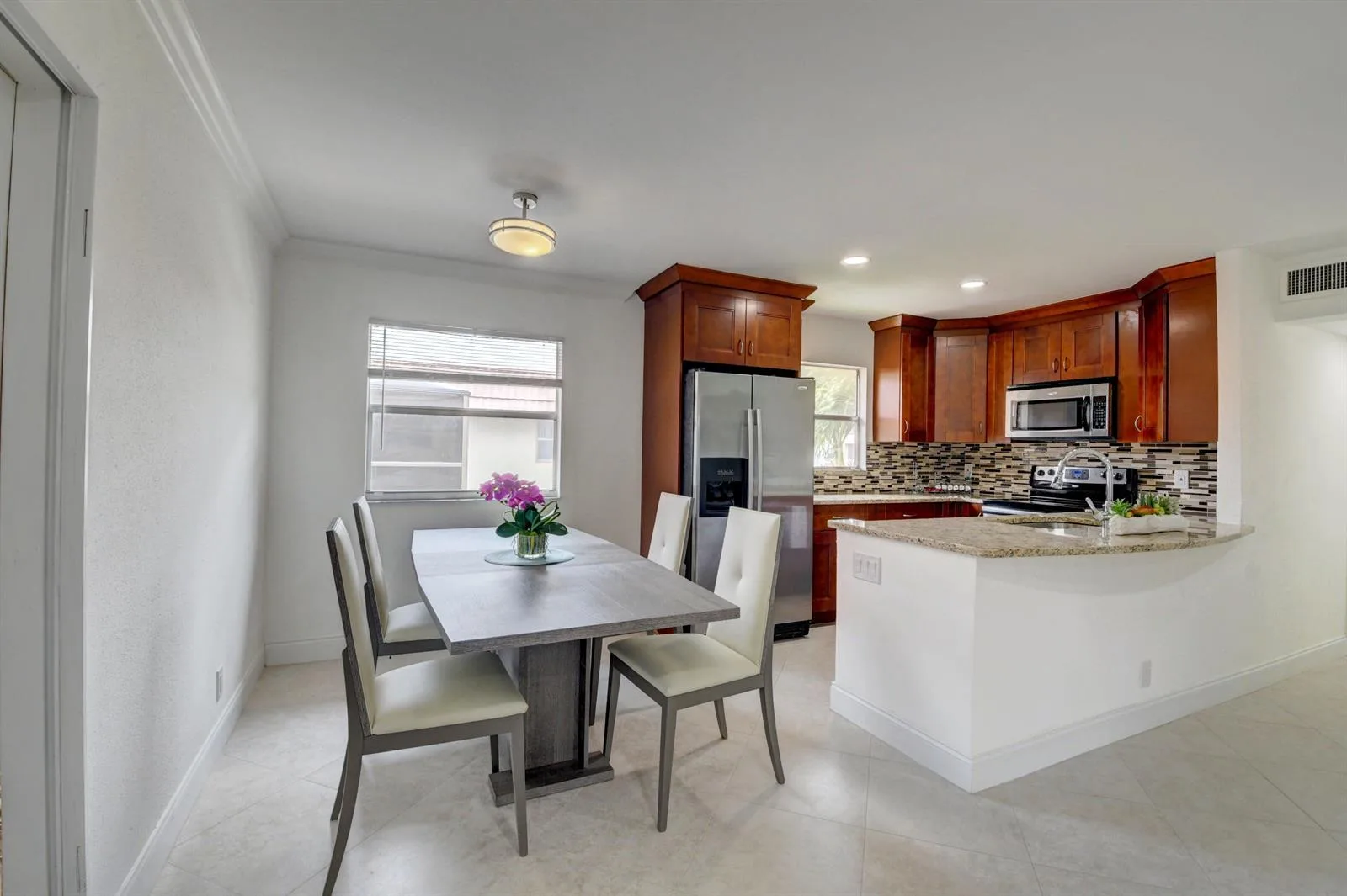 468 Saxony J, Delray Beach, FL 33446 photo 2