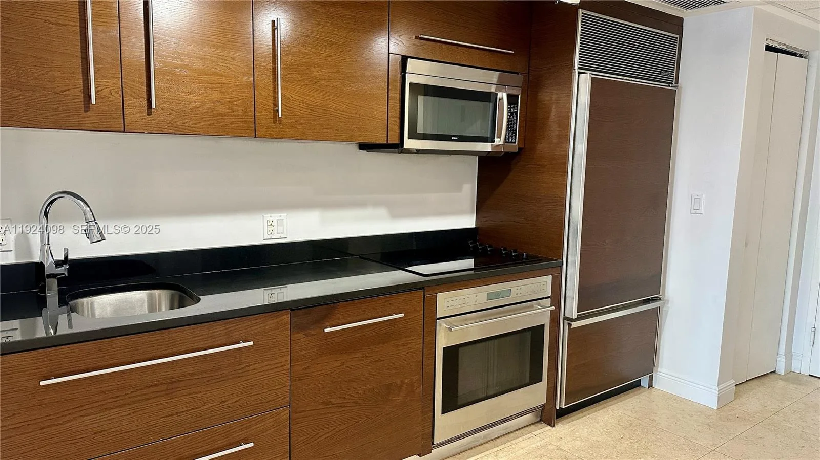 475 Brickell Ave # 910, Miami, FL 33131 photo 3