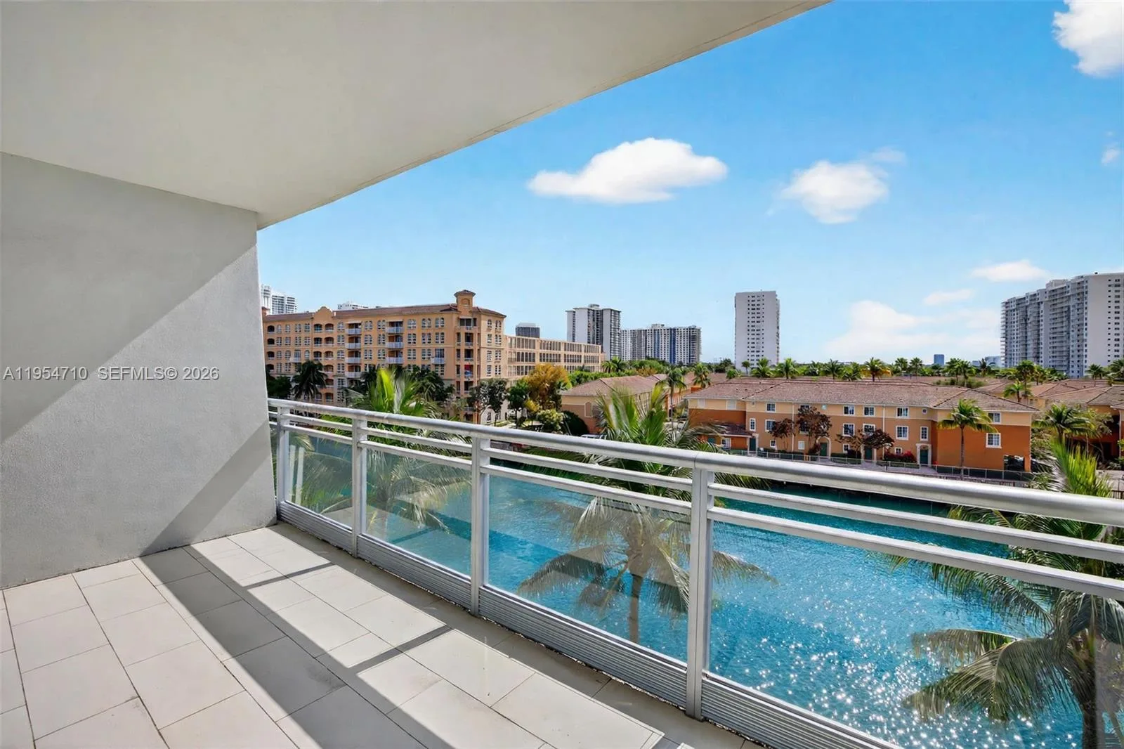 2950 NE 188th St # 302, Aventura, FL 33180