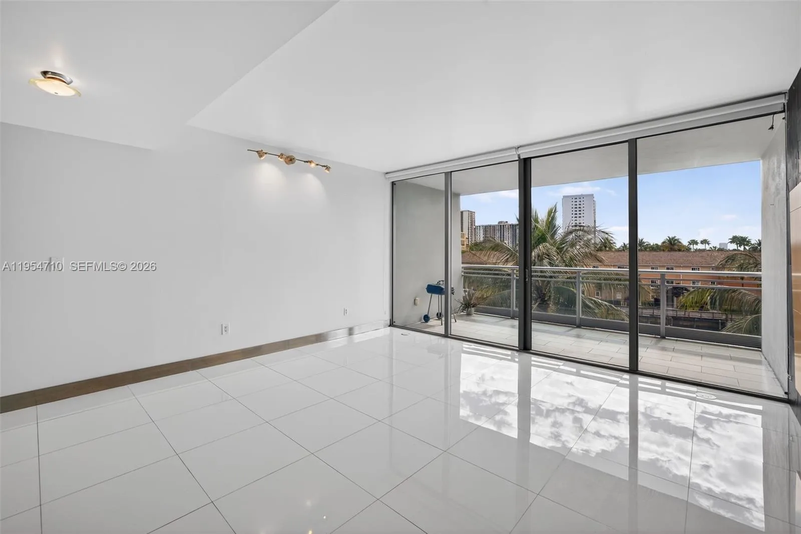 2950 NE 188th St # 302, Aventura, FL 33180 photo 2