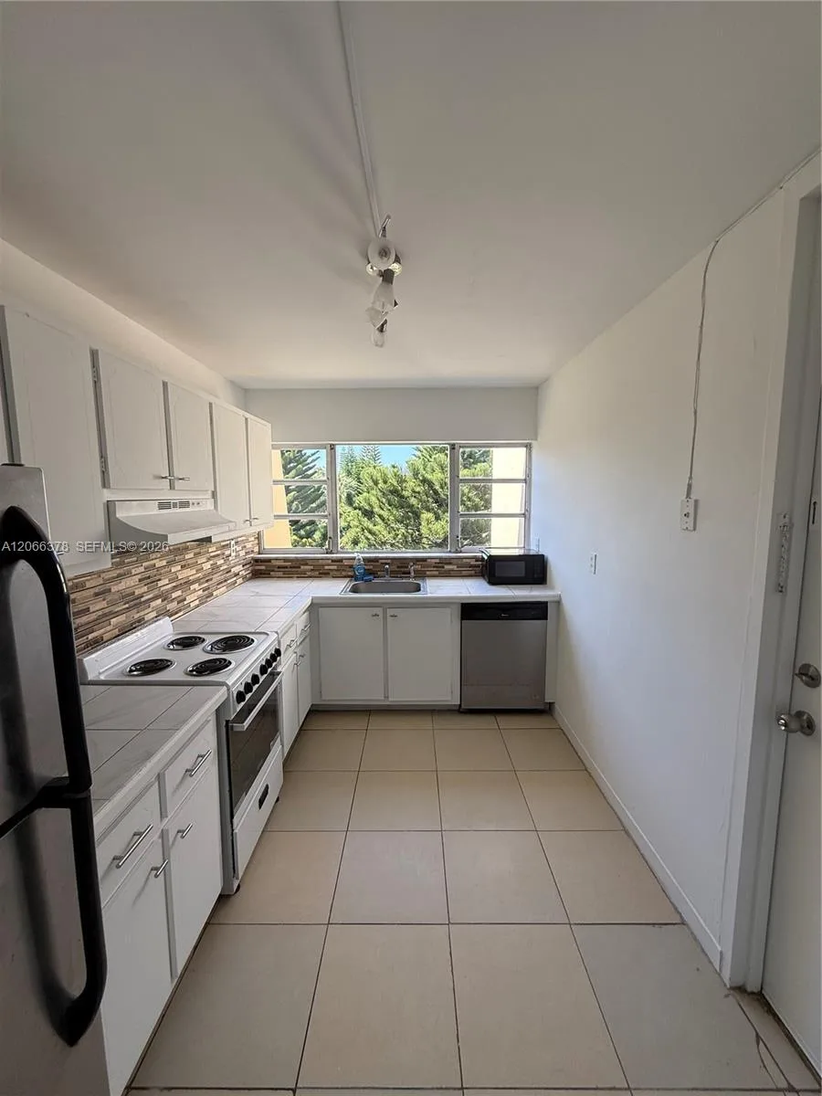 952 NE 199th St # 4K, Miami, FL 33179