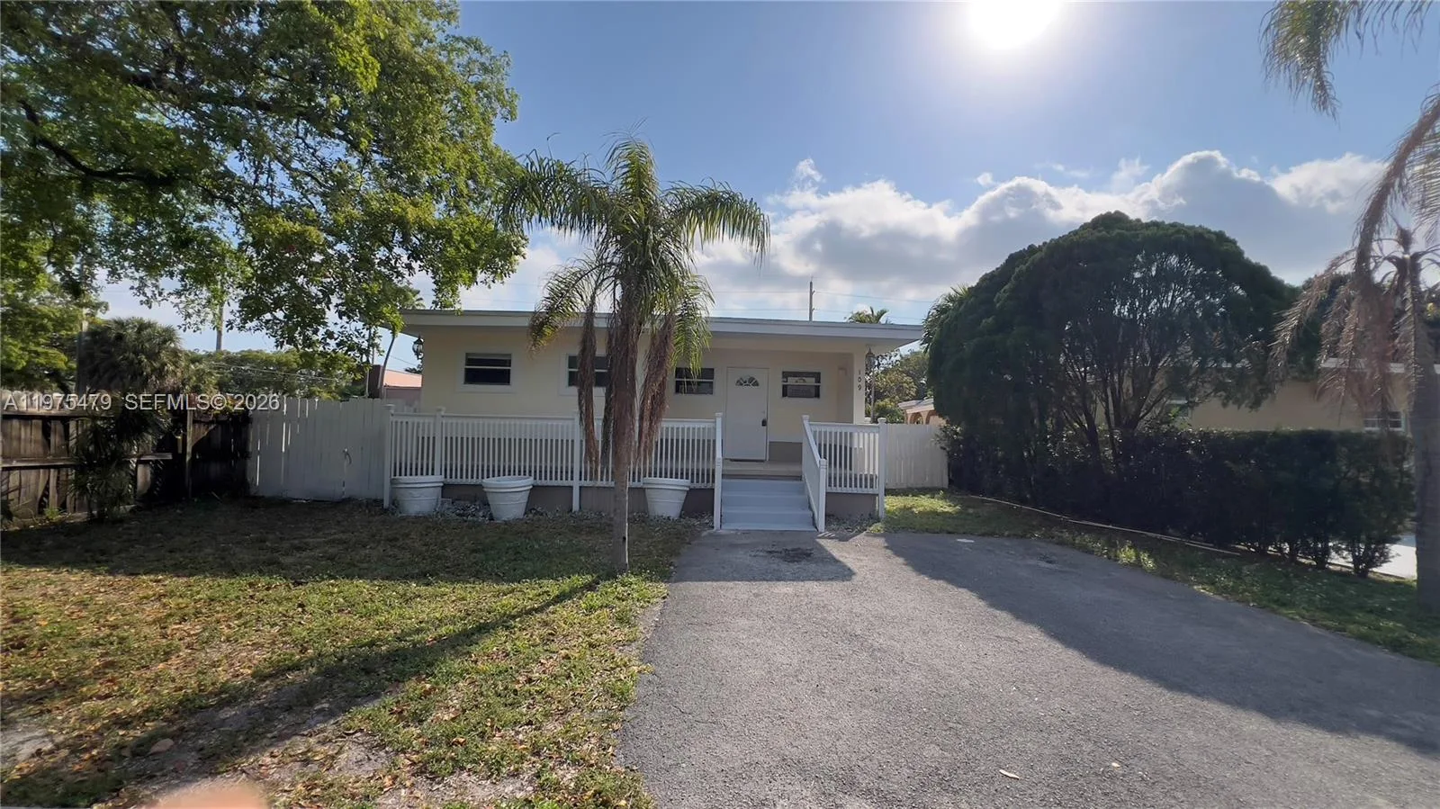 109 SW 1st Ave, Hallandale Beach, FL 33009